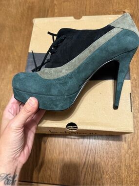 le chateau Tri-Tone Suede Lace-Up Platform Pump in Teal, Black & Olive